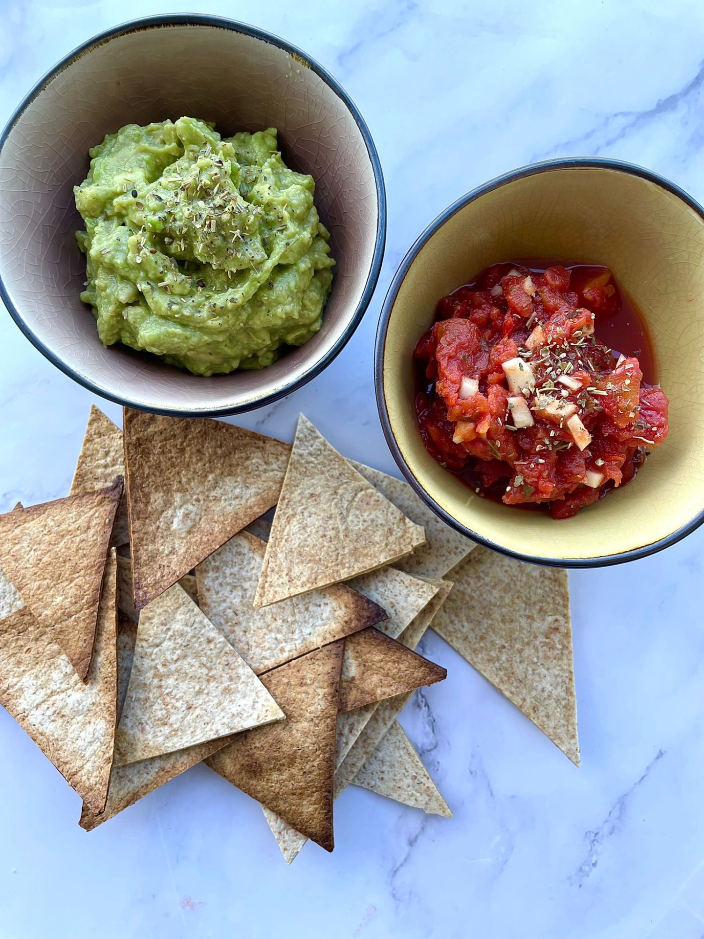 Tortillachips met guacamole en tomatensalsa